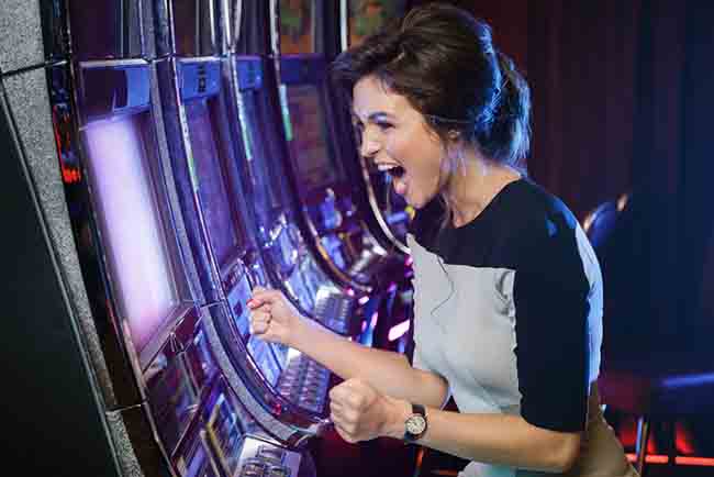 Sretna žena igra automate u kasinu