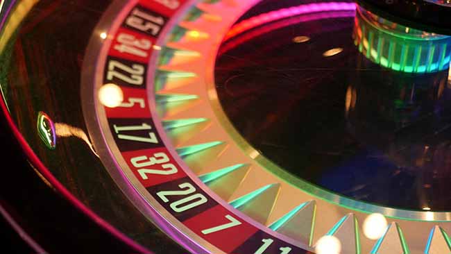 Francuski stil ruleta za igranje novca u Las Vegasu, SAD. Kolovrat s crnim i crvenim sektorima za rizičnu igru na sreću. Rizična zabava s nasumičnim algoritmom, simbolom kockanja i klađenja.